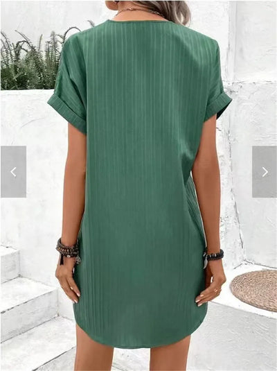 Attraktives kurzes Sommerkleid mit V-Ausschnitt