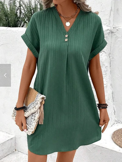 Attraktives kurzes Sommerkleid mit V-Ausschnitt