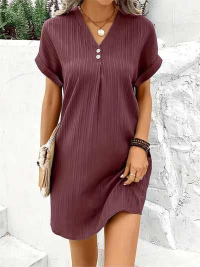 Attraktives kurzes Sommerkleid mit V-Ausschnitt