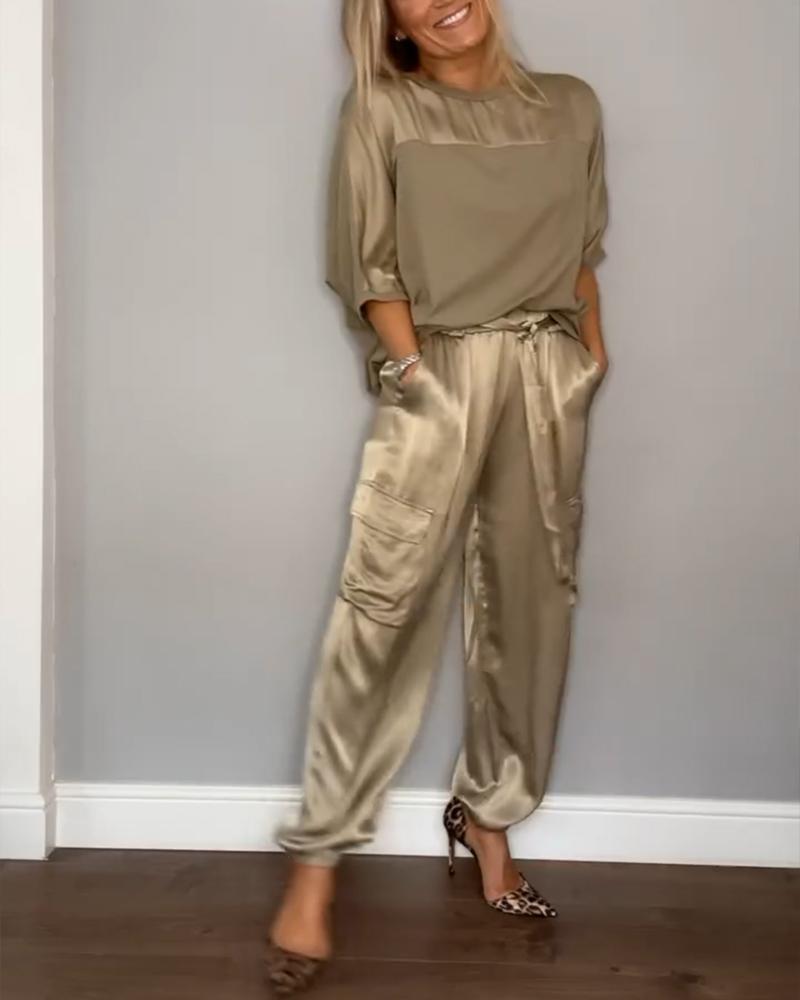 Set mit halbärmeligem Oberteil und Hose aus glattem Satin