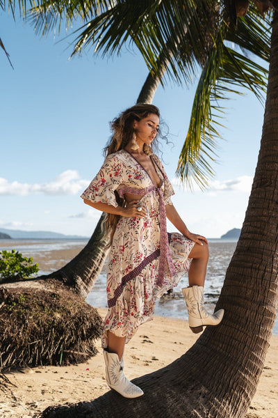 Attraktives Boho-Stil High-Low-Kleid mit Blumenmuster