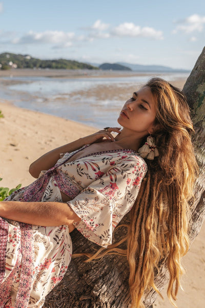 Attraktives Boho-Stil High-Low-Kleid mit Blumenmuster