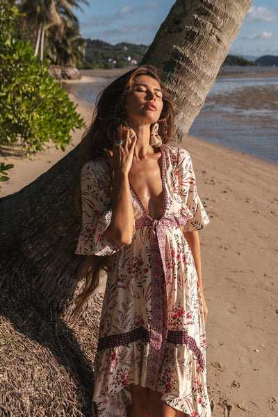 Attraktives Boho-Stil High-Low-Kleid mit Blumenmuster